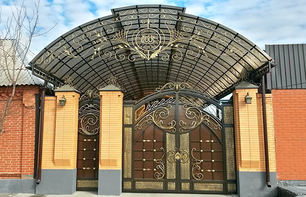 Купить или заказать ворота для дома с навесом - стильные и надежные решения для вашего участка в Краснотурьинске от 41329 руб | ВоротМастер-Кту